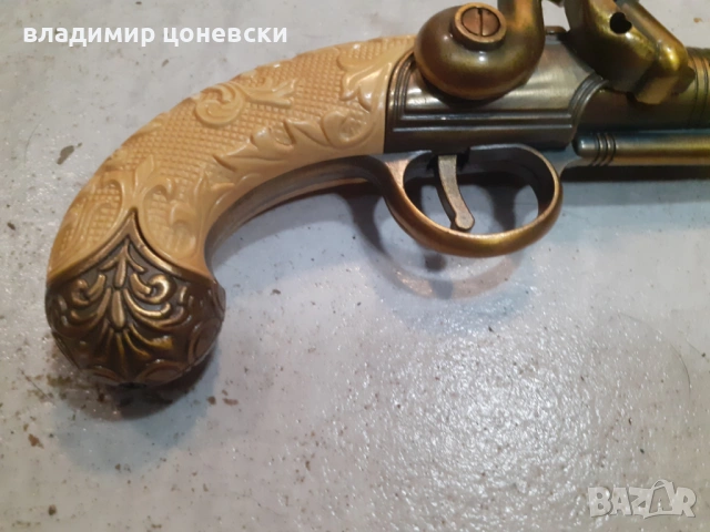 Красив капсулен пистолет,пищов със стойка, снимка 3 - Други ценни предмети - 54067066