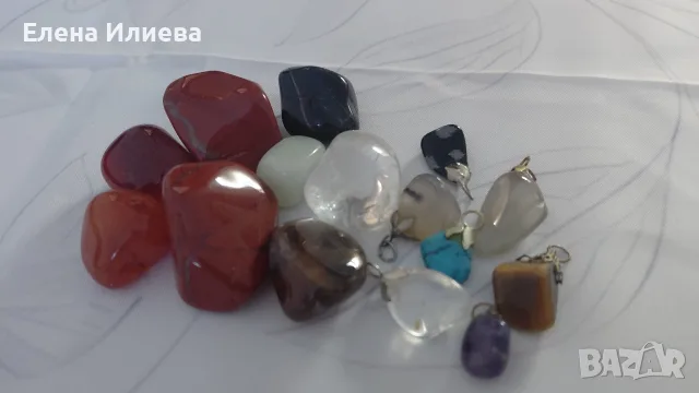 Лот от естествени полускъпоценни камъни и висулки за бижута
