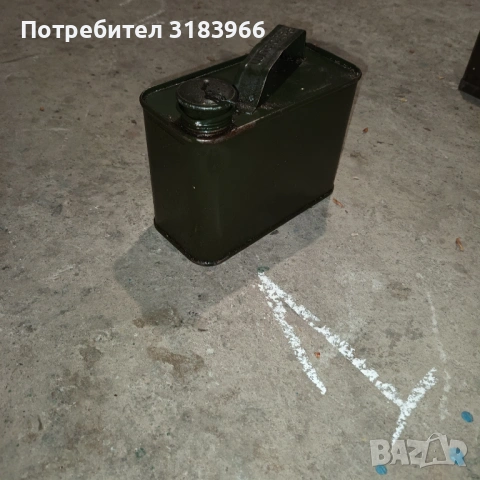 метални кутии от немски автомобил  побират по 1 литър. 