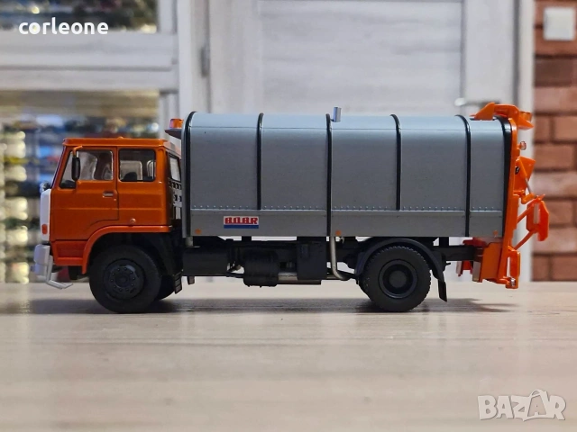 LIAZ 110.820 BOBR 16.2 боклукчийски 1974 - мащаб 1:43 на DeAgostini моделът е нов в блистер, снимка 2 - Колекции - 55016725