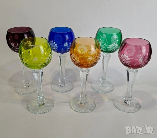 Цветни кристални чаши с гравирани флорални мотиви