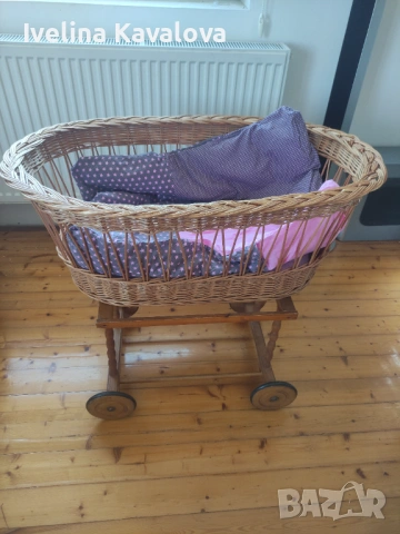 Естествен плетен бебешки кош на колелца