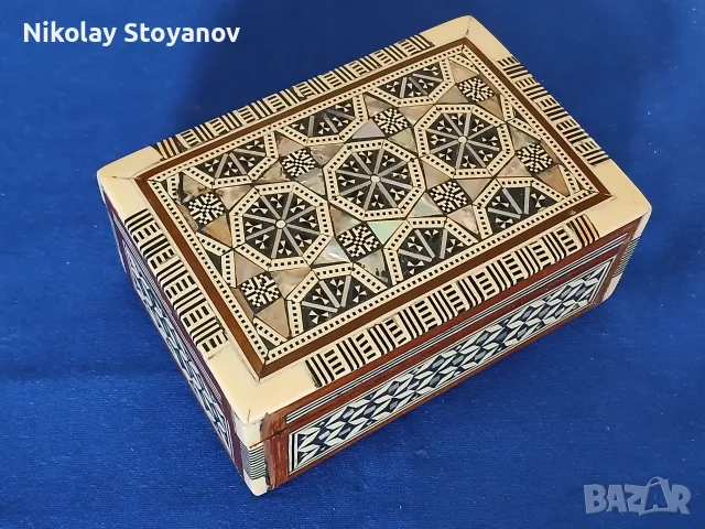 дървена кутийка със седефено покритие.