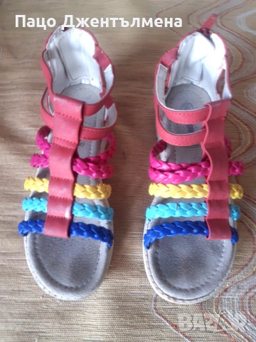  Обувките се продават 