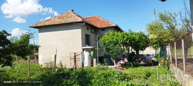 Продава се къща в с.Садовец-Плевенско .86 квадрата къща.На два етажа. Двор-560 кв.м.