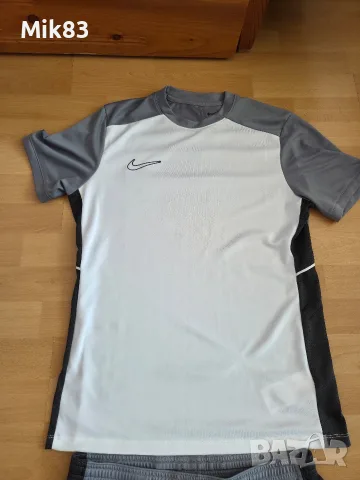 Комплект NIKE размер М , снимка 3 - Спортни дрехи, екипи - 55633911