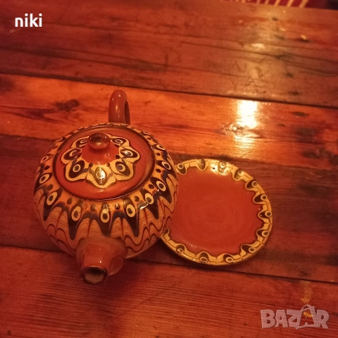 Керамичен чайник със чаша и чинийка.