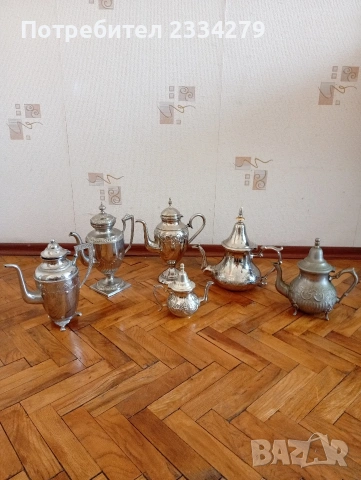 Стари чайници, кани от различни години и държави.