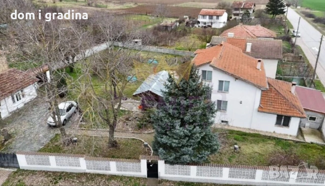 Продава се къща на главен път 