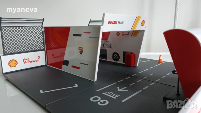 Bburago Ducati Pit-Box  (Shell V-Power) , сглобяема конструкция на бокс с писта за колички и мотор. , снимка 3 - Коли, камиони, мотори, писти - 55252092