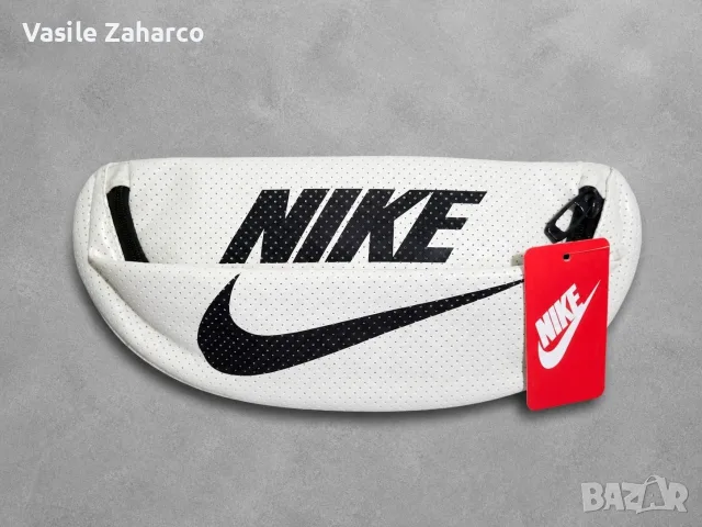 Nike Чантичка предлага се в бяло и черно.