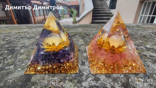 Сет от 2 пирамиди оргонит с естествени камъни. Аметист и черешов кварц. Бижута Луди гъби.