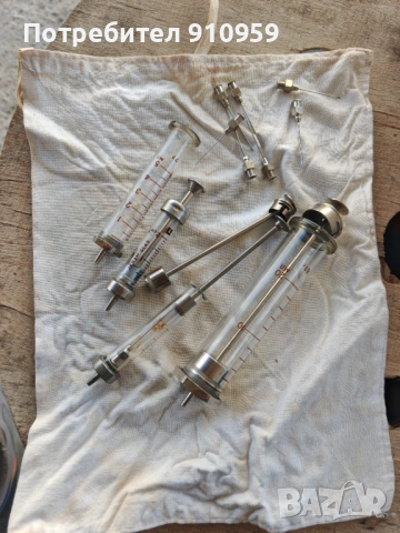 Стъклени спринцовки с игли. 