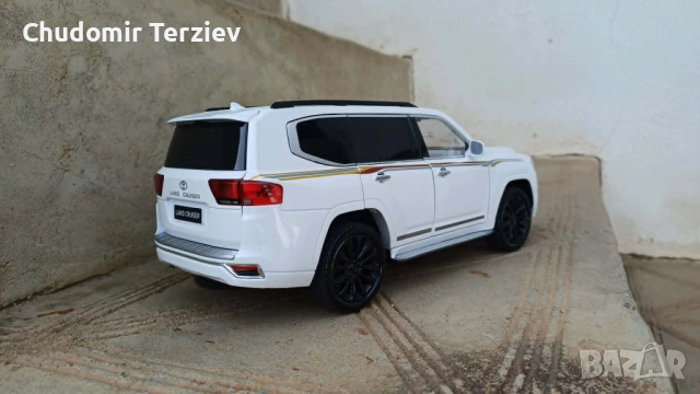 1:18 Toyota Land Cruiser мащабен модел, снимка 8 - Колекции - 54506062