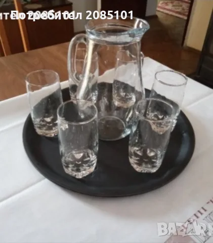 Стъклени кани със стъклени чаши