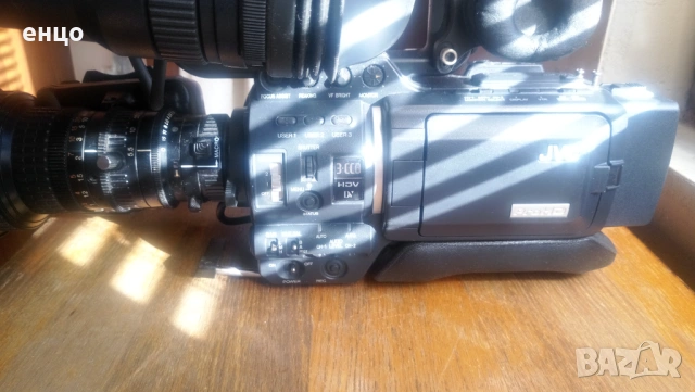 Продавам професионална HD DV камера JVS GY-HD111, снимка 4 - Камери - 54333713