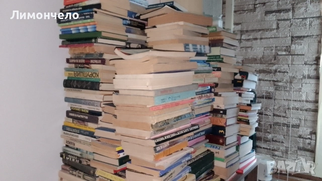 Продавам доста книги около 500 бр 