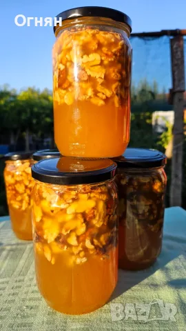 Пчелен мед с печени орехи