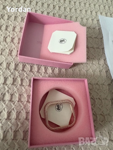 Продавам чисто нов аксесоар Swarovski за Apple watch, снимка 3 - Резервни части за телефони - 54388529