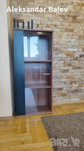 Стилна витрина / шкаф със стъклена врата – като НОВ