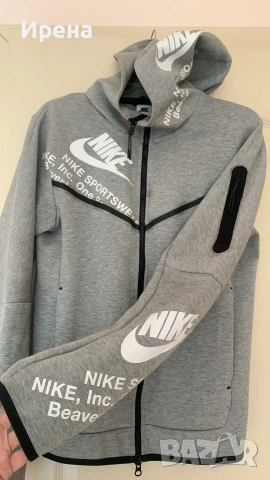 Продавам анцунг Nike сив с бели надписи в отлично състояние