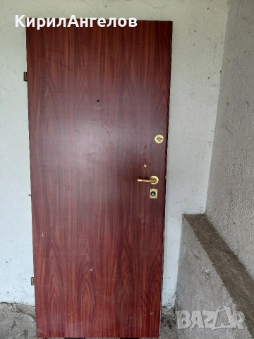 Продавам масивна блиндирана врата външна