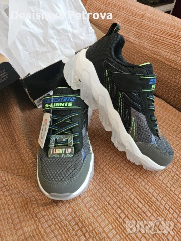Skechers чисто нови размер 33 СВЕТЕЩИ, снимка 3 - Детски маратонки - 54422587