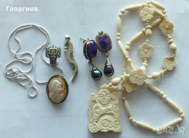 Сребърни обеци с камък 14.32 гр.и 4.42 гр.Медальон с седеф.Брошки слонова кост.
