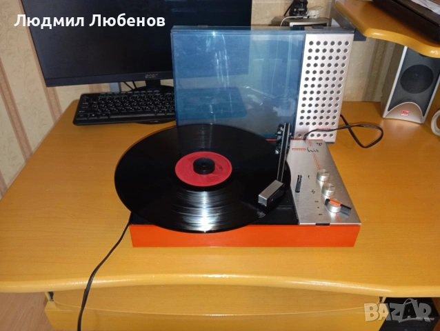 Малък преносим Грамофон Unitra WG 400 с вграден усилвател и говорител 