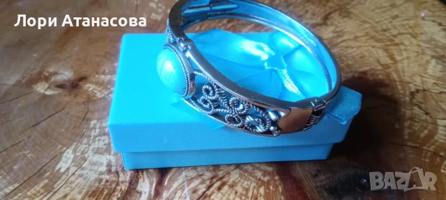 Елегантна твърда дамска сребърна гривна с елипсовидна форма. Сребърната гривна е със закопчалка