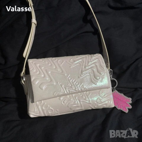Desigual малка дамска чанта, неупотребявана, снимка 2 - Чанти - 55054004