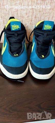 Продавам оригинални маратонки Nike Team Hustle D Размер: 37.5 (23.5 см), снимка 4 - Детски маратонки - 55243226