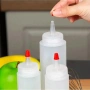 Гъвкава пластмасова бутилка с тънък накрайник тип squeeze bottle универсална с дозатор, снимка 2