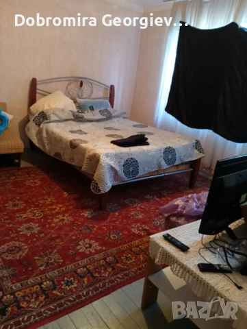 Продавам масивна триетажна къща с двор 