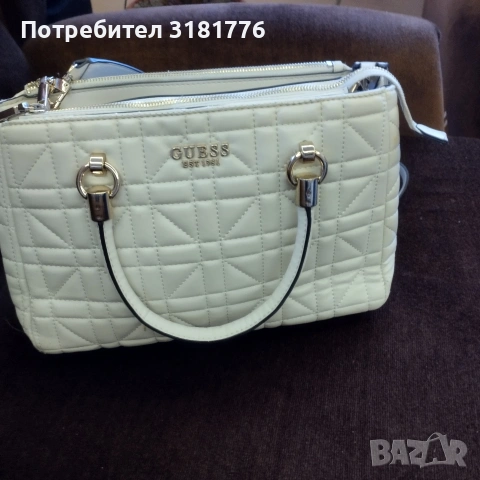 Дамска чанта на Guess.