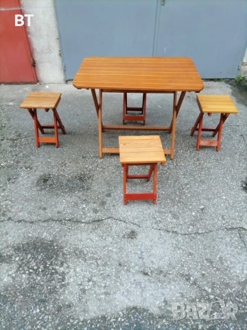 Градински комплект сгъваема маса и столове.