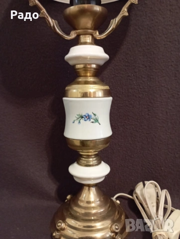 Красива месингова порцеланова лампа със стъклен абажур, снимка 3 - Настолни лампи - 54038737