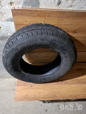 Продавам една гума 