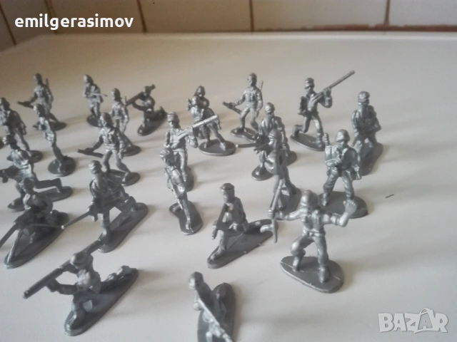Пощенски картички, пластмасови колички и войници., снимка 8 - Колекции - 49027909