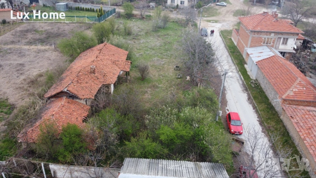 Къща с голям двор в Хисаря, снимка 2 - Къщи - 54740430