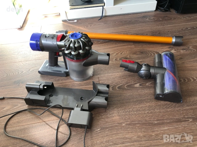 Безжична прахосмукачка Dyson V8, снимка 2 - Прахосмукачки - 54128418