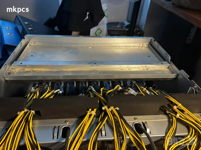 Професионален майнинг сървър Gigabyte Оctominer like, снимка 2 - Друга електроника - 55237191