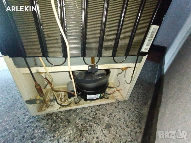 Хладилник с фризер Indesit, снимка 8 - Хладилници - 55063863