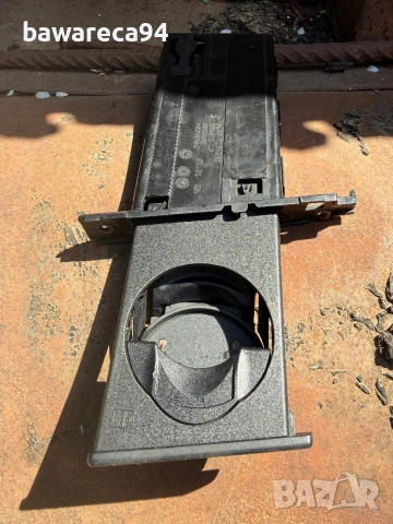 Десен къп холдер BMW E9x