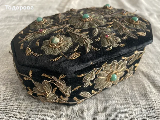 Старинна бижутиера от кадифе и релефна златна сърма и камъни, снимка 5 - Антикварни и старинни предмети - 55620789