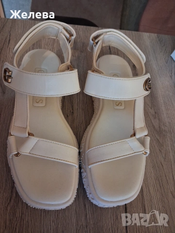 Нови сандали Guess, снимка 4 - Сандали - 55074393