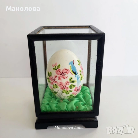 Ръчно рисувано кокошо яйце в стъклена витрина