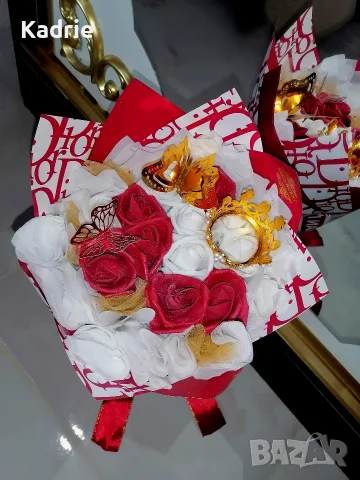 вечен букет с коронка✨🎀, снимка 2 - Романтични подаръци - 55501142