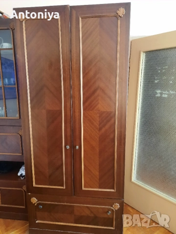 Продавам гардероб!