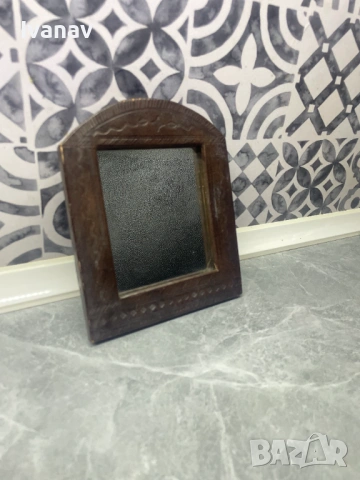 Старинно огледало с кожена рамка